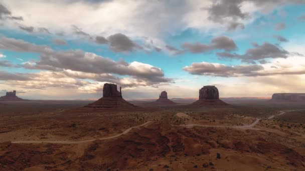 Timelapse Słońca Zachodzącego Monument Valley Lekki Pochmurny Dzień Wszystkie Samochody — Wideo stockowe