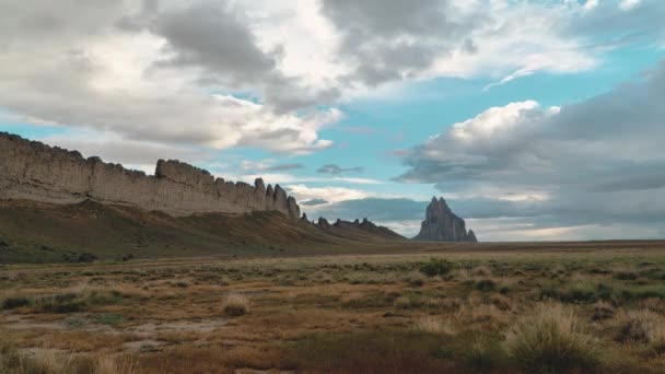 Navajo Shiprock Üzerinden Hızla Hareket Eden Bulutların Zamanlaması — Stok video