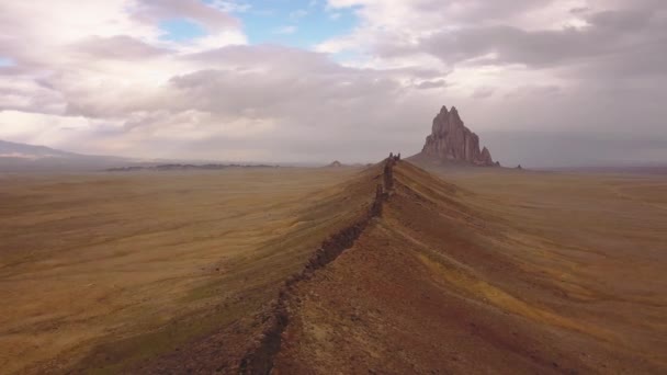 シプロック周辺の西側の風景を見下ろす大きな尾根を右側に飛行するドローン撮影パンニング ナバホ州ニューメキシコ州 米国4K — ストック動画