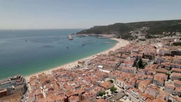 Sesimbra Veduta Aerea Della Spiaggia Paesaggio Urbano Contro Porto Turistico — Video Stock