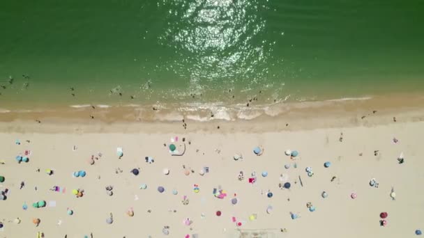 Красочные Зонтики Люди Отдыхающие Пляже Sesimbra Португалия — стоковое видео