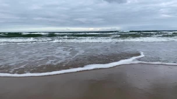 Kumsalda Dalgalanan Deniz Alçak Açı Wladyslawowo Poland — Stok video