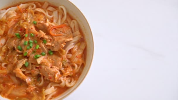 Fideos Coreanos Udon Ramen Con Cerdo Sopa Kimchi Estilo Comida — Vídeo de stock