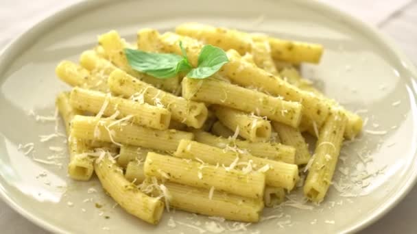 Pesto Rigatoni Pasta Med Parmesanost Italiensk Mat Och Vegetarisk Matstil — Stockvideo