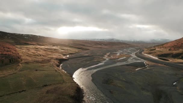 Opačná Letecká Panenka Nad Krásným Údolím Řeky Islandu Ozářená Slunečními — Stock video