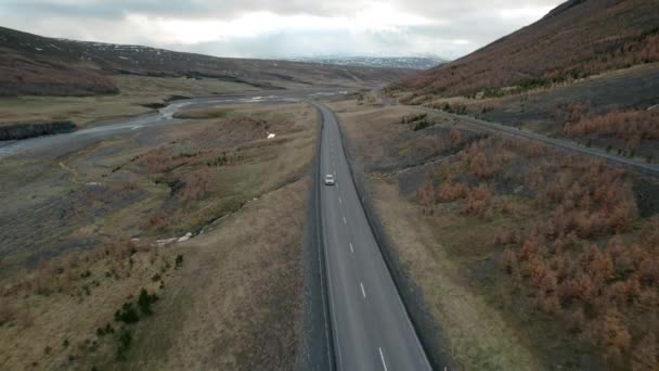 Captura Aérea Seguimiento Coche Conduciendo Por Carretera Vacía Islandia Través — Vídeos de Stock