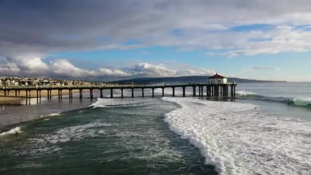 Luchtfoto Vliegen Top Van Manhattan Beach Pier Een Zomerdag — Stockvideo