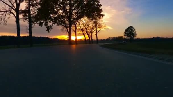 Fahrt Den Sonnenuntergang Niedrige Frontansicht Eines Autos Das Bei Orangefarbenem — Stockvideo