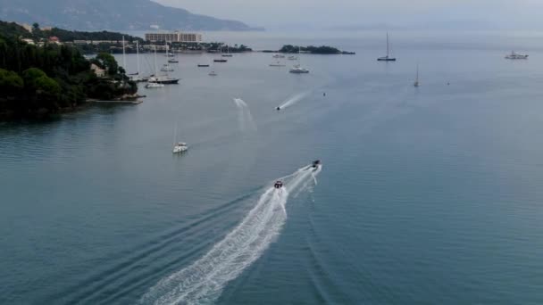 Barcos Pasan Bahía Komeno Isla Corfú — Vídeo de stock