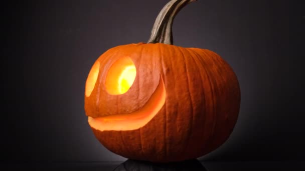 Świecąca Dynia Ładnym Uśmiechem Kręcąca Się Ciemności Jack Lanterns Zamknij — Wideo stockowe