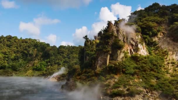 Scena Drammatica Bollire Frying Pan Lake Circondato Verdi Scogliere Montagna — Video Stock