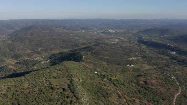 ポルトガルの丘の自然の美しさのドローン映像 Rocha Penaは主に中空のコーニスです ポルトガル ルールのEstrada Salirに位置する最大のRocha Penaからの空中ビュー — ストック動画