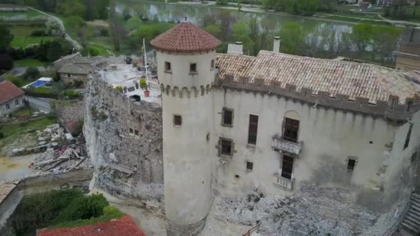 Orbitalny Drone Shot Odnowionego Zamku Widokiem Wioskę Rzekę Francji Europa — Wideo stockowe