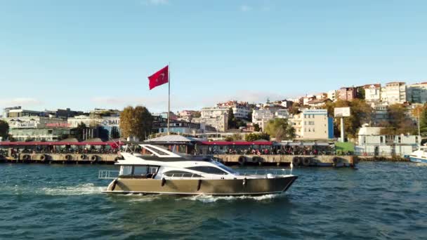 Iate Estreito Bósforo Istambul Com Bandeira Turca Fundo — Vídeo de Stock