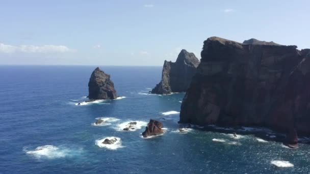 Schöne Blaue Wellen Bei Der Felseninsel Ponta Rosto Portugal — Stockvideo