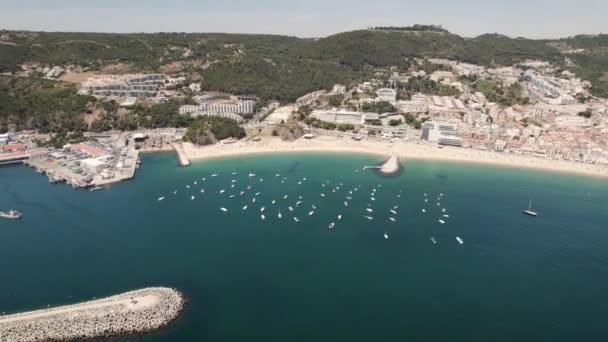 Motorboats Yachts Anchored Calm Atlantic Ocean Ouro Beach Sesimbra — Stock Video