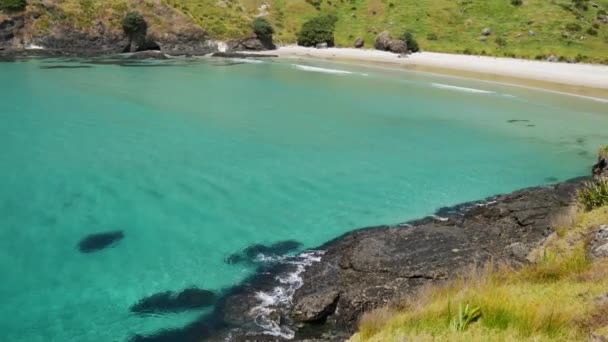 Panning Tiro Bela Baía Com Praia Dourada Vazia Água Transparente — Vídeo de Stock