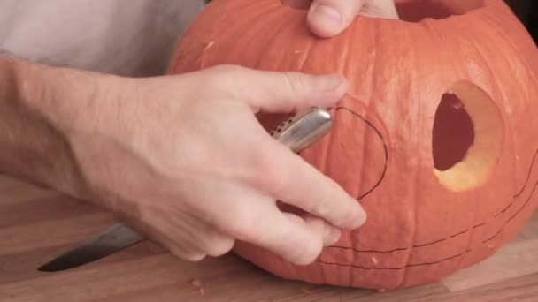 Man Händer Snida Pumpa Huvud Jack Lyktor Köket För Halloween — Stockvideo