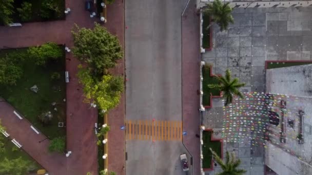 Vista Aérea Una Calle Con Coches Motocicletas Conduciendo Una Mañana — Vídeos de Stock