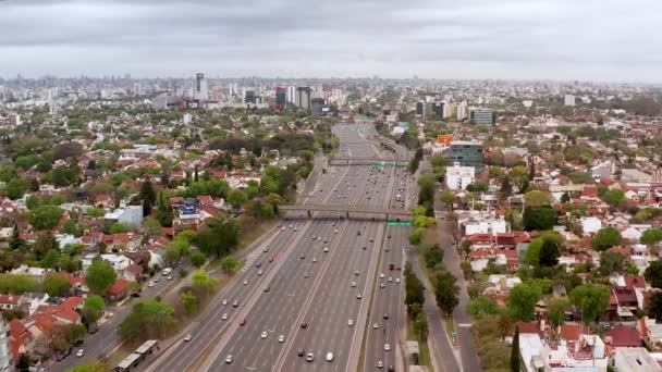 Panamerykańska Duża Autostrada Kilkoma Pasami Ruchu Pojazdami Przecinającymi Duże Miasto — Wideo stockowe