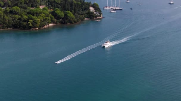 从空中俯瞰希腊科孚著名海滩上的船只和小艇 — 图库视频影像