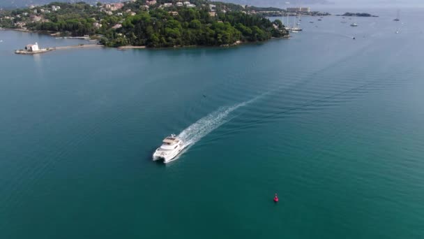 Schip Passeren Komeno Baai Korfoe Griekse Luchtfoto Drone Uitzicht Zomer — Stockvideo