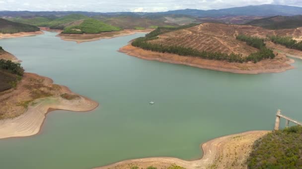 Increíble Paisaje Junto Lago Barragem Bravura Portugal Plano Aéreo — Vídeo de stock