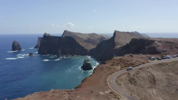 Cenário Relaxante Montanhas Cliffside Vistas Mar Azul Ponto Rosto Portugal — Vídeo de Stock