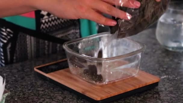 Chocolade Wegen Een Glazen Schaal Bamboeschaal — Stockvideo