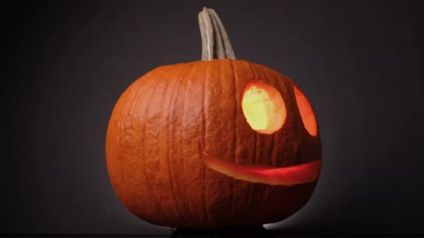 Calabaza Alegre Llameante Colorida Linternas Jack Girando Halloween Primer Plano — Vídeos de Stock