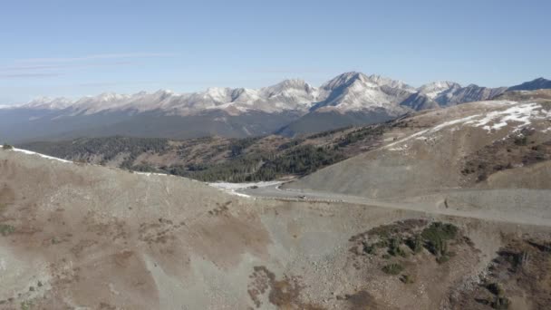 Letecké Drone Záběry Vysokohorského Průsmyku Čerstvým Sněhem Colorado Rocky Mountains — Stock video