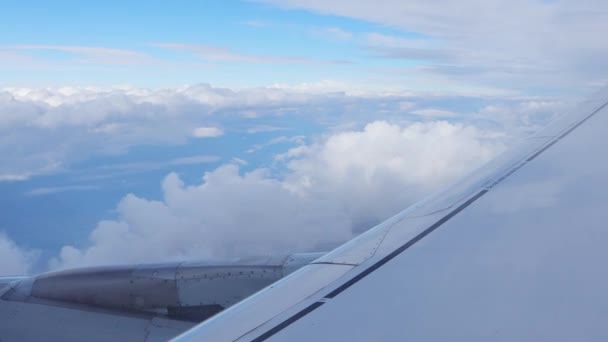 Вид Белых Пушистых Облаков Реактивного Лайнера Крылом Турбиной Концепция Путешествия — стоковое видео
