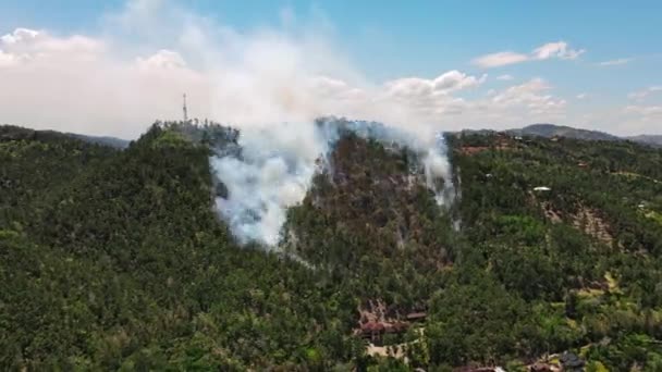 山区火灾 空气污染 自然和野生动物被人类破坏 天空中令人惊叹的烟道 一座燃烧的山的空中景观 — 图库视频影像