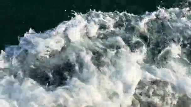 ボートからの白い水の目覚め 閉じる — ストック動画