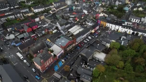 Downtown Kinsale Irland Vogelperspektive Auf Bunte Reihenhäuser Straßenverkehr Und Autos — Stockvideo