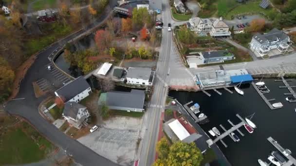 美国新罕布什尔州Sunapee镇 车载拖船在街上 湖边建筑物及秋季飞航处的航景追踪与拍摄 — 图库视频影像