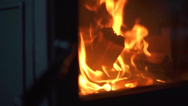 キャビンを暖めるために火の場所で燃焼スローモーション — ストック動画