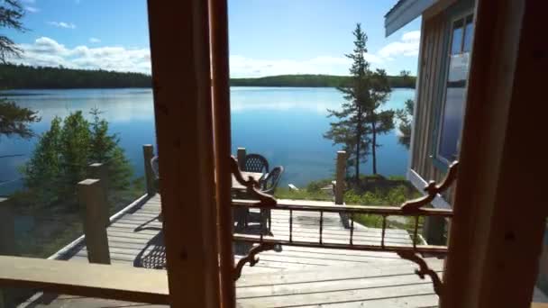 日当たりの良い 暖かい 夏の天気の湖のフロントキャビンのデッキに足を踏み入れる — ストック動画