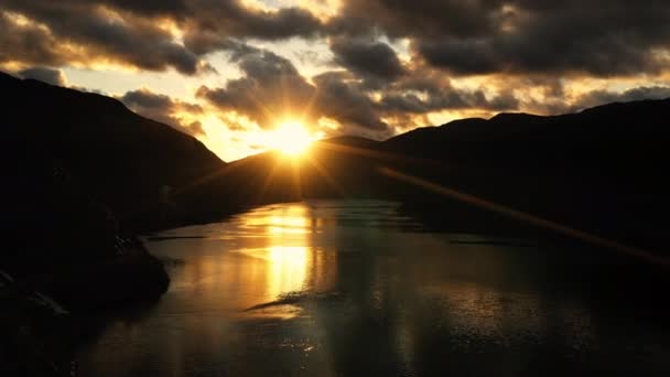 Piękny Zachód Słońca Norweskim Fiordzie Złote Odbicia Wodzie — Wideo stockowe