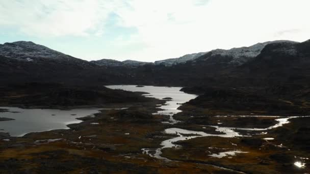 Drone Schoot Het Landschap Bergen Noorwegen Meer Rivieren Voorgrond — Stockvideo