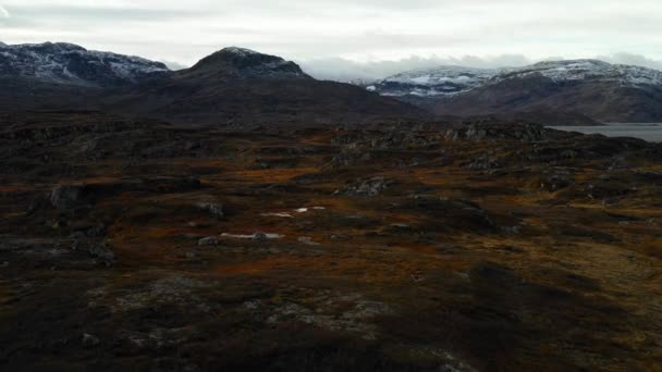 ノルウェーの劇的な風景を飛んでいます 雪に覆われた山を背景に — ストック動画