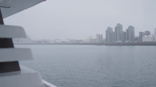 Ser Man Lejlighedskomplekser Bredden Reykjavik Island Fra Yacht Overskyet Dag – Stock-video