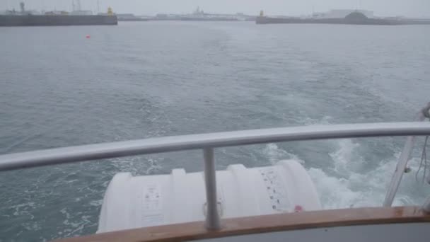 Zwevend Weg Van Reykjavik Haven Bewolkte Dag Gezien Vanaf Achtersteven — Stockvideo