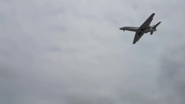 Avión Aterrizando Aeropuerto San Diego Volando Por Encima Los Coches — Vídeos de Stock