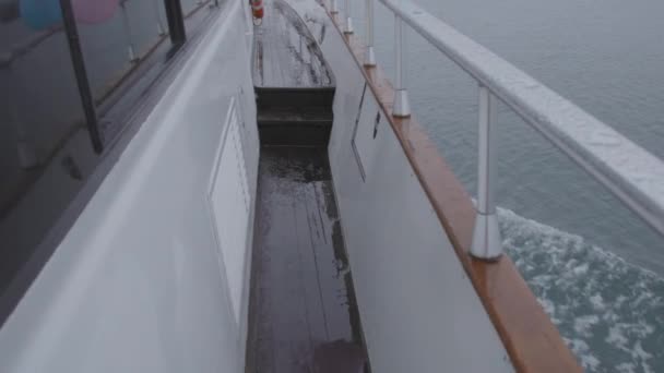 Прогулянка Борту Яхти Дощовий День Подорожі Бік Гавані Рожева Синя — стокове відео