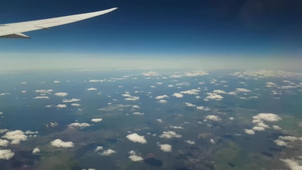 Güneşli Yaz Gününde Grönland Batı Kıyısında Uçan Uçak Uçak Kanadı — Stok video