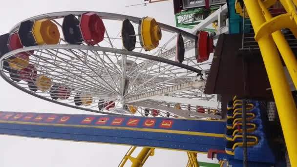 Vertical Video Santa Monica Pier Ferris Wheel Rollercoaster California Usa — Vídeos de Stock