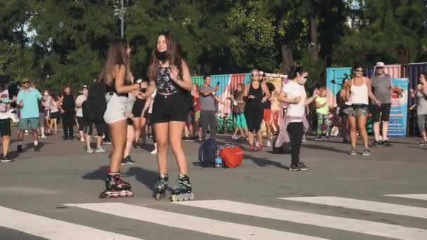 Scène Van Meisjes Met Rolschaatser Dansen Zumba Het Plein Statisch — Stockvideo