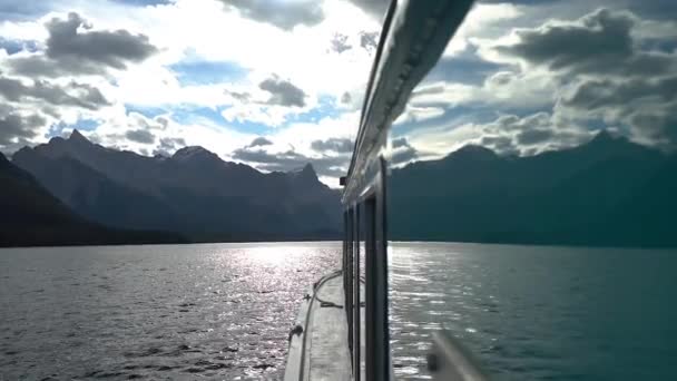 Nuvens Espelho Superfície Água Reflexão Sobre Ferryboat Janela Vela Lago — Vídeo de Stock