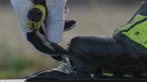 Connecting Skiing Boot Ski Bindings Close Nordic Cross Country Skiing — Stock Video